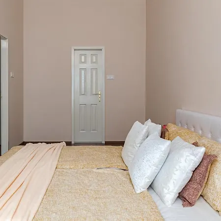 Hungary Westend アパート