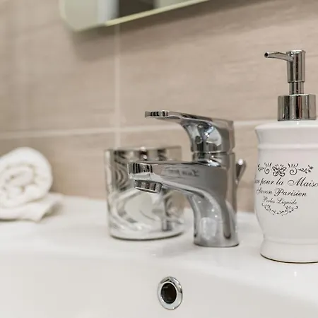 Hungary Westend شقة